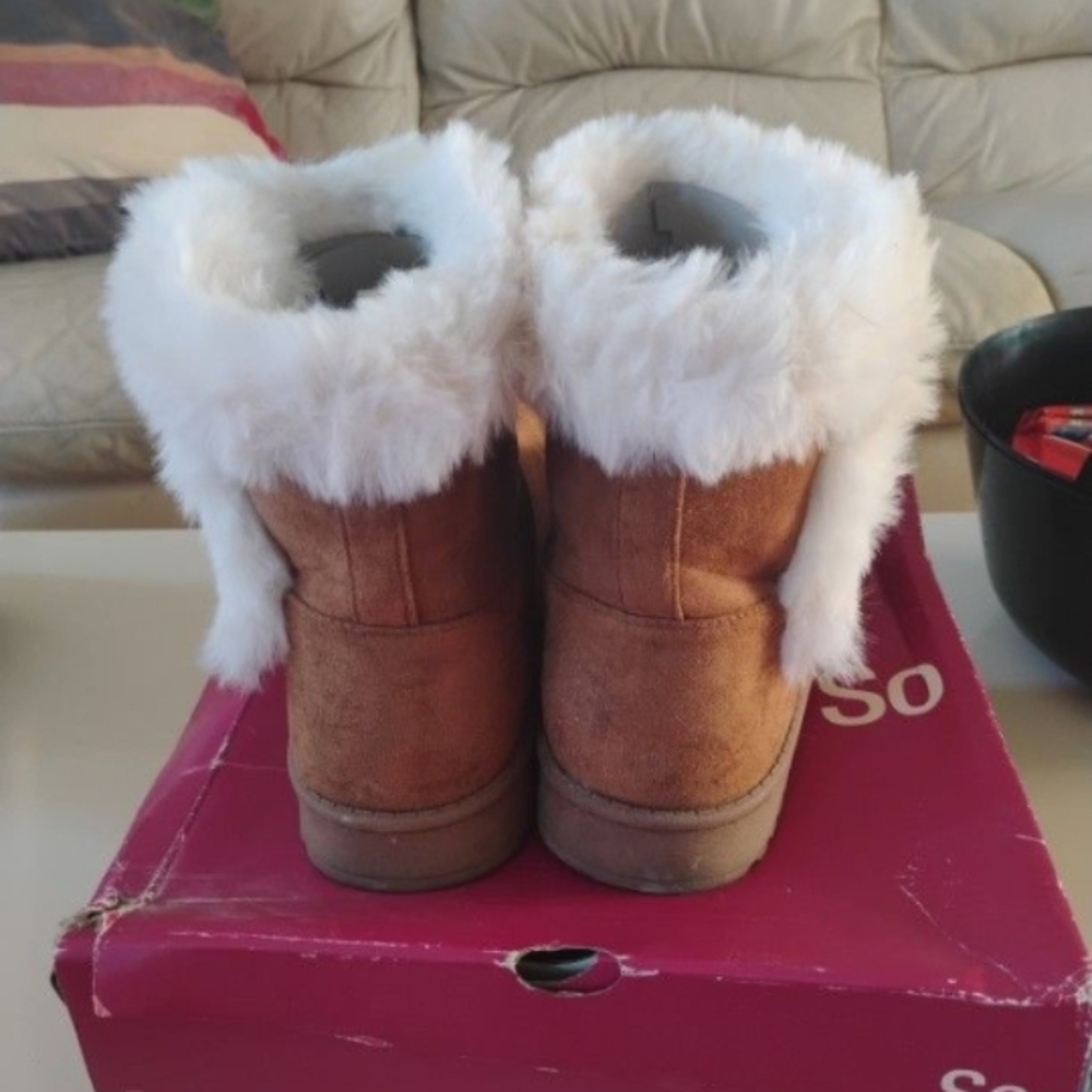 Tan Suede Boots with White Fur